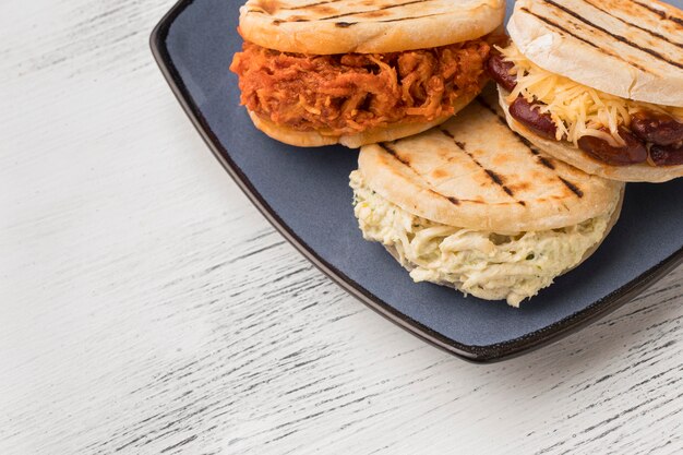 Arepas de ángulo alto en disposición de plato