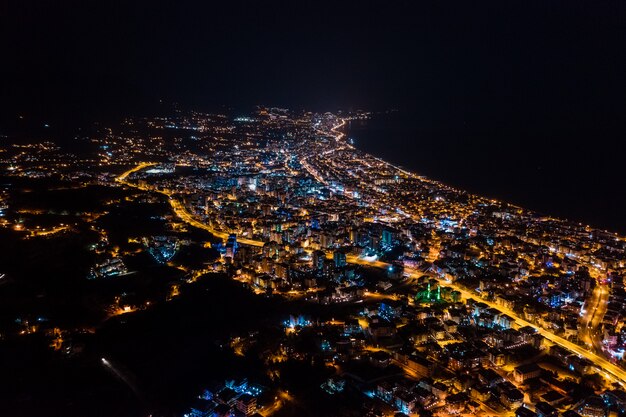 Arial vista noche ciudad luces ciudad de Turquía