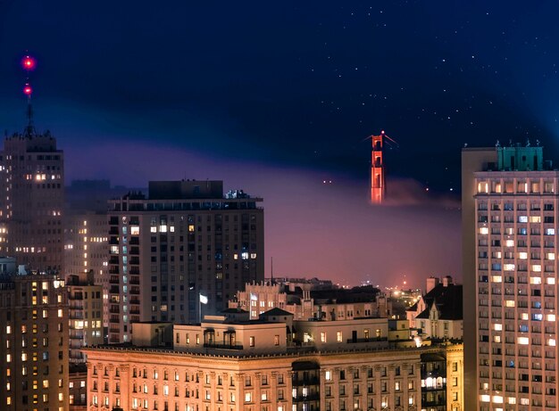 Ariel disparo de edificio en San Francisco en la noche