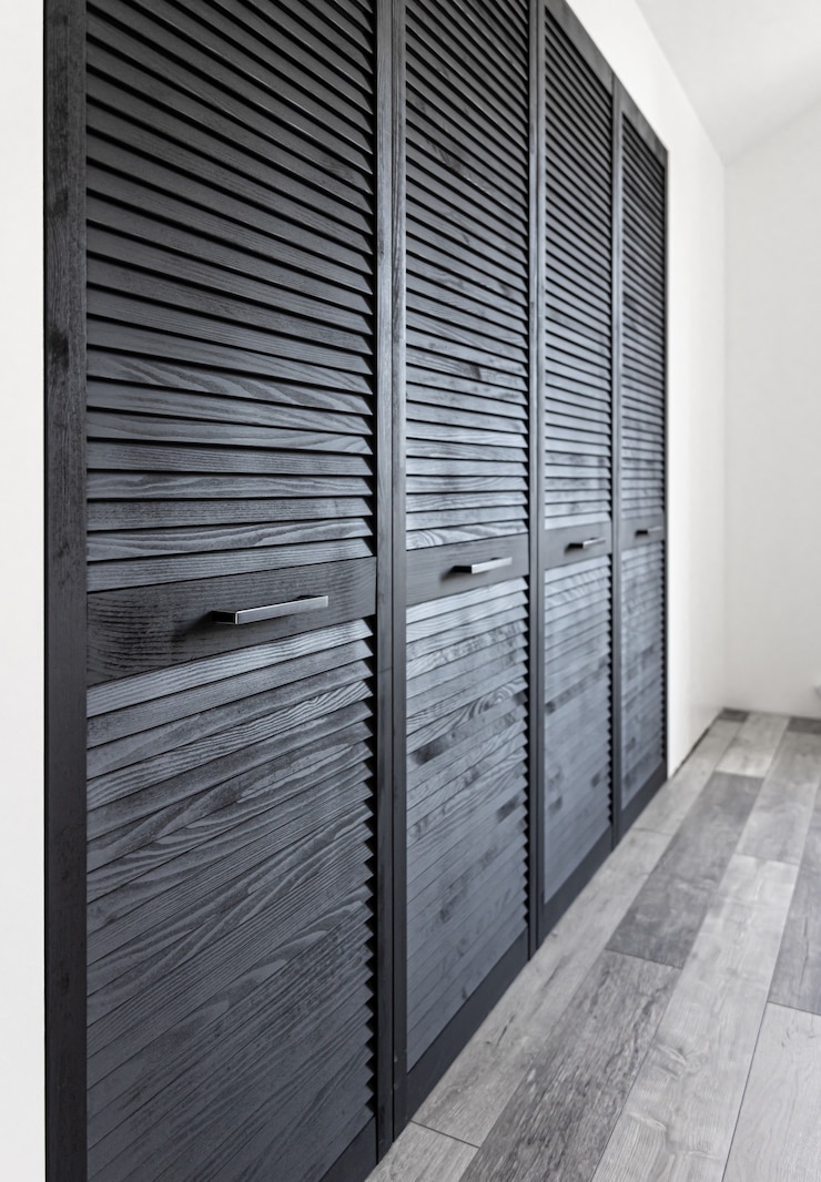 Foto gratuito armario de madera negra decorado con persianas, armario con decoración de persianas.