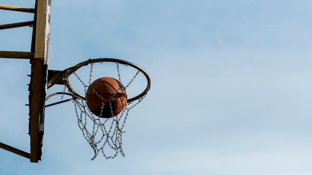 Foto gratuita aro de baloncesto de baja visión lateral