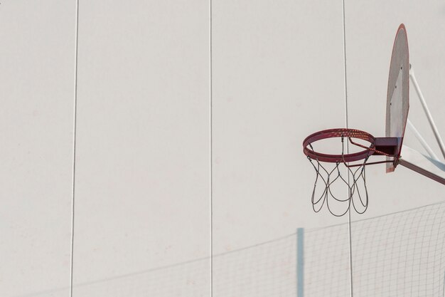 Aro de baloncesto contra la pared
