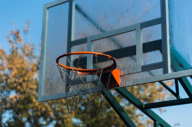 Aro de baloncesto metálico de cerca