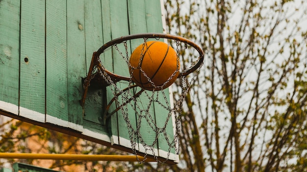 Foto gratuita aro de baloncesto en tabla de madera