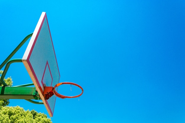 Aro de baloncesto y tablero con cielo azul