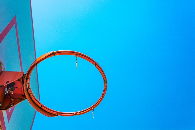 Aro de baloncesto y tablero con cielo azul