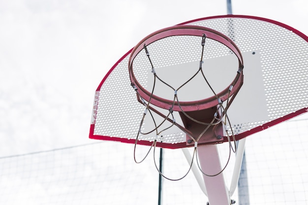 Foto gratuita un aro de baloncesto vacío.