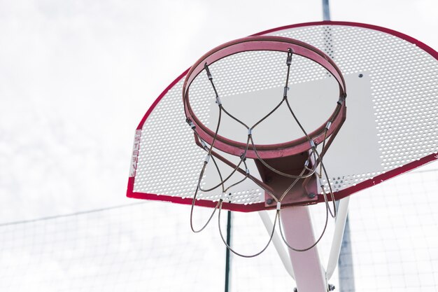 Un aro de baloncesto vacío.