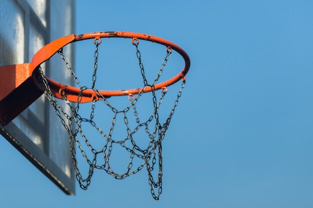 Aro metálico de baloncesto de cerca