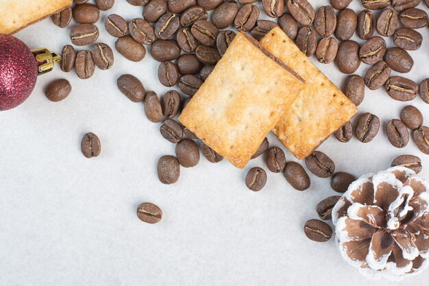 Aroma de granos de café con galletas sobre fondo blanco. Foto de alta calidad