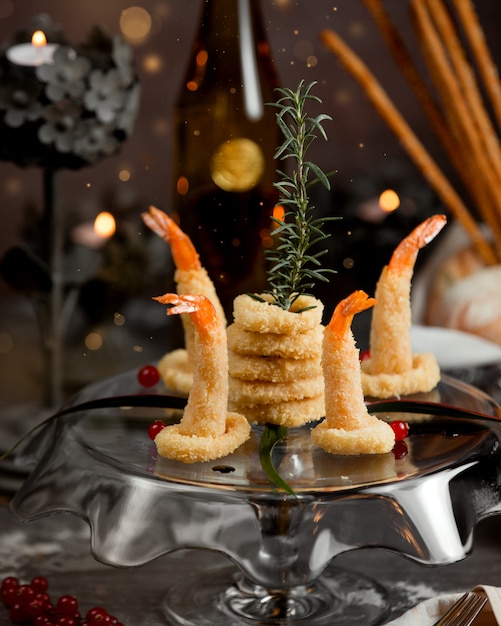 Aros de cebolla con camarones fritos sobre la mesa