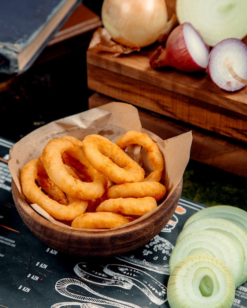 Aros de cebolla fritos sobre la mesa