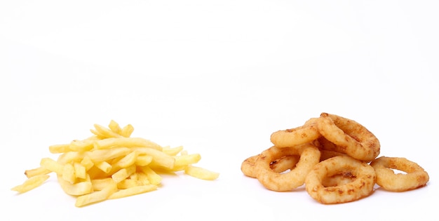 Aros de cebolla y papas fritas en blanco