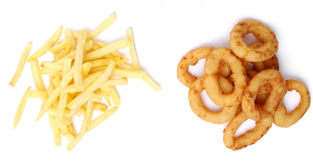 Aros de cebolla y papas fritas en blanco