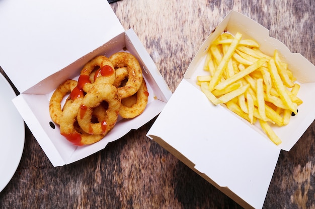 Aros de cebolla y papas fritas en cajas