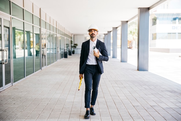 Arquitecto andando con casco