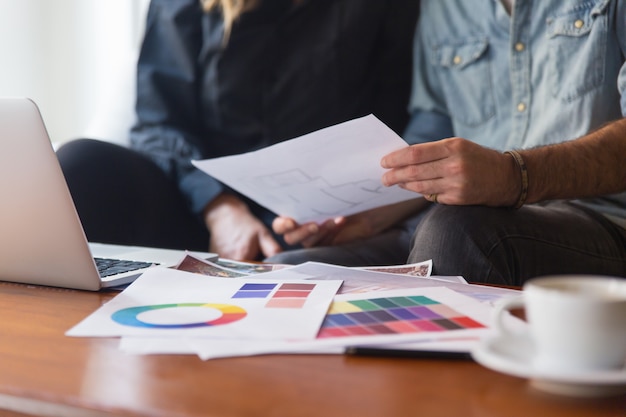 Arquitecto y cliente discutiendo plano