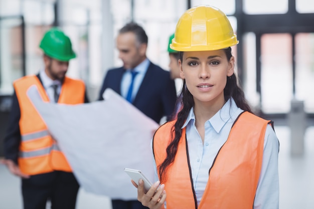 Arquitecto mujer sosteniendo teléfono móvil