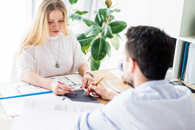 Foto gratuita arquitecto mujer teniendo conversación con su colega