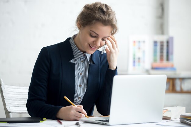 Arquitecto, mujer, trabajando, teléfono