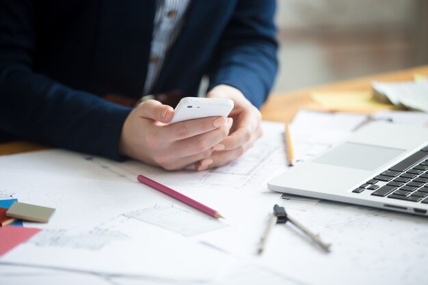 Arquitecto, mujer, uso, teléfono, primer plano