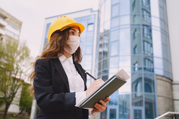 Arquitecto de sexo femenino con el sitio de construcción en el