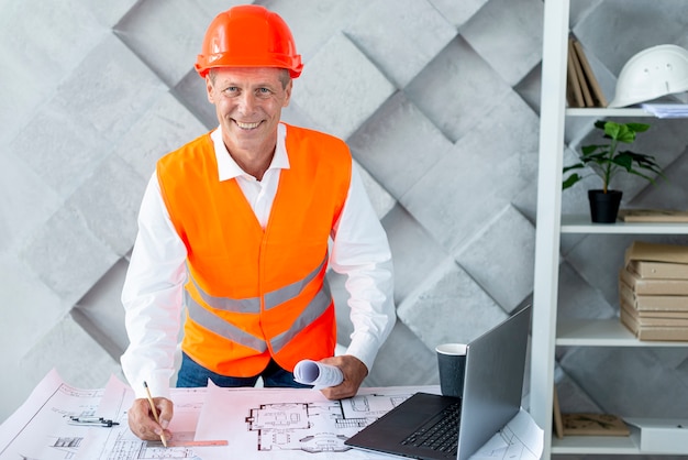 Arquitecto sonriente con su equipo de seguridad