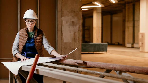 Arquitecto de tiro medio con casco