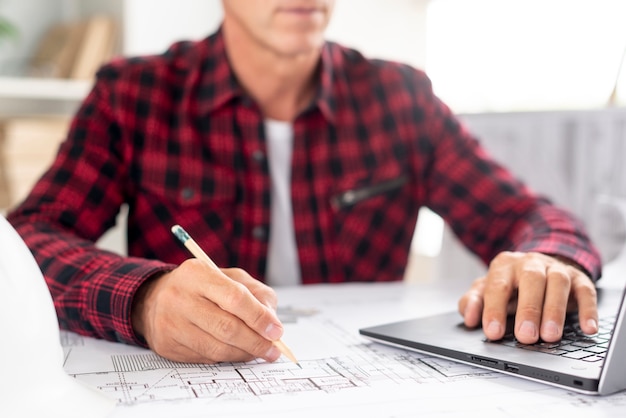 Arquitecto usando su laptop para proyecto