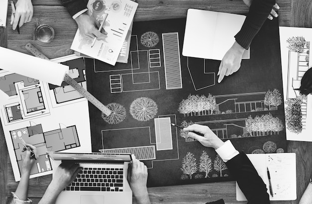 Arquitectos y diseñadores que trabajan en la oficina