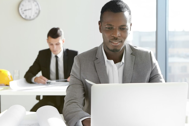 Arquitectos de la empresa constructora que trabaja en la oficina moderna