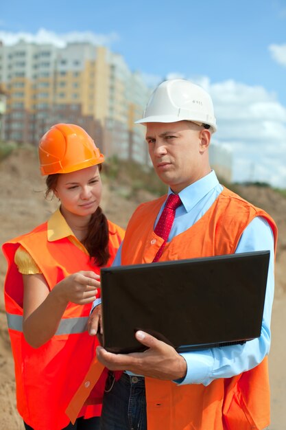 arquitectos trabaja en frente del sitio de construcción