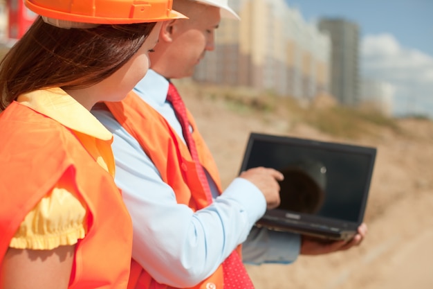 Foto gratuita los arquitectos trabajan delante del sitio de construcción