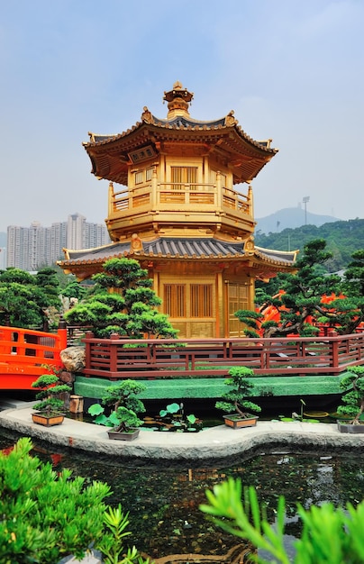Arquitectura china estilo pagoda en jardín en Hong Kong.