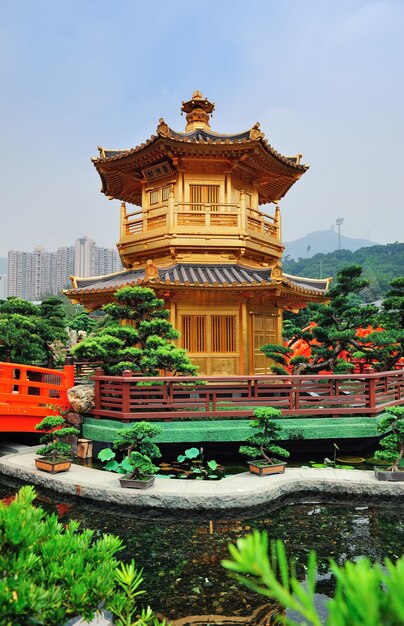 Arquitectura china estilo pagoda en jardín en Hong Kong.