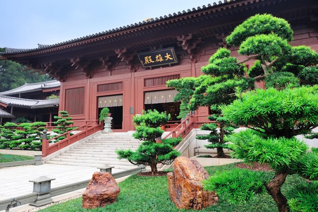 Arquitectura china estilo pagoda en jardín en Hong Kong.