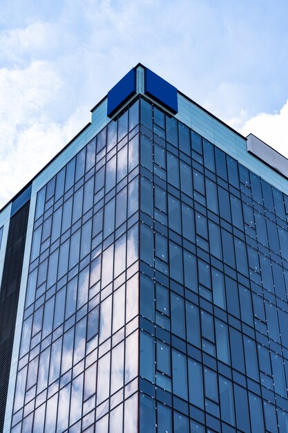 Arquitectura de edificio de cristal moderno con cielo azul y nubes