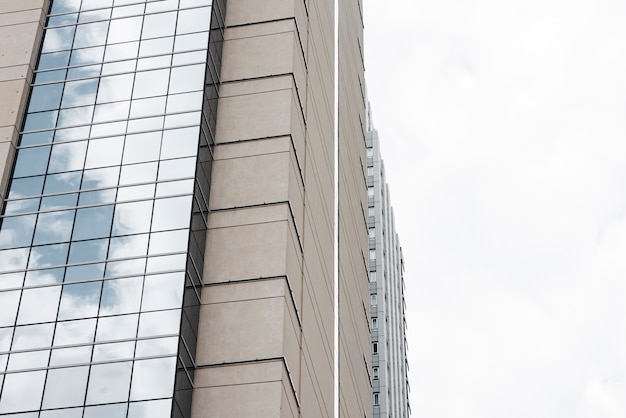 Foto gratuita arquitectura de edificio moderno de bajo ángulo