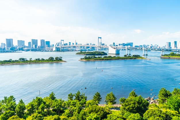 Foto gratuita arquitectura hermosa que construye el paisaje urbano de la ciudad de tokio con el puente del arco iris