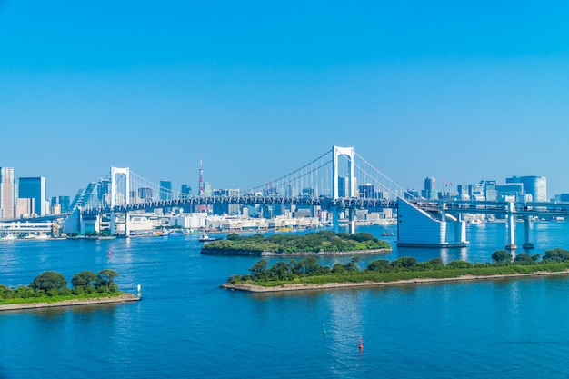 Foto gratuita arquitectura hermosa que construye el paisaje urbano de la ciudad de tokio con el puente del arco iris