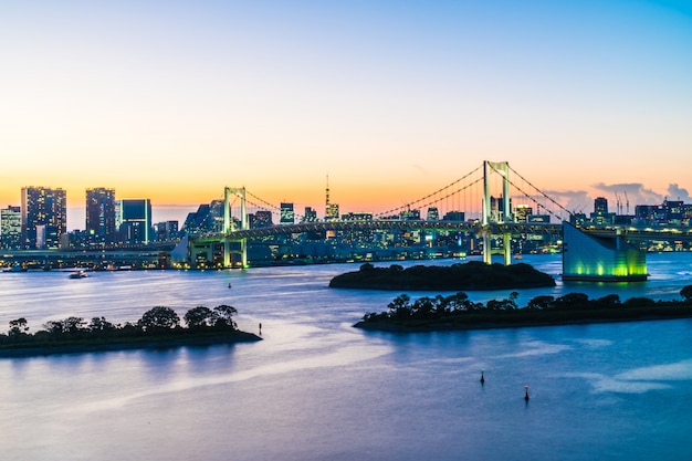 Foto gratuita arquitectura hermosa que construye el paisaje urbano de la ciudad de tokio con el puente del arco iris