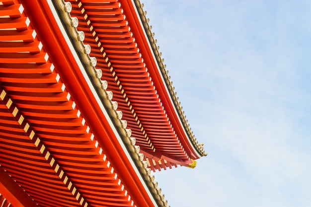 Foto gratuita arquitectura japonesa con el cielo de fondo