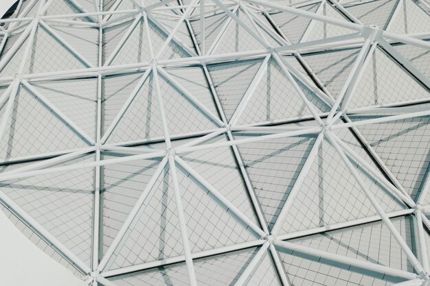 Arquitectura moderna con triángulos en blanco