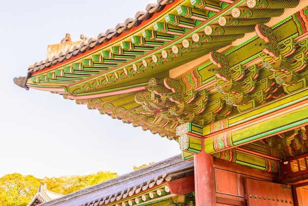 Arquitectura en el Palacio Changdeokgung en la ciudad de Seúl en Corea