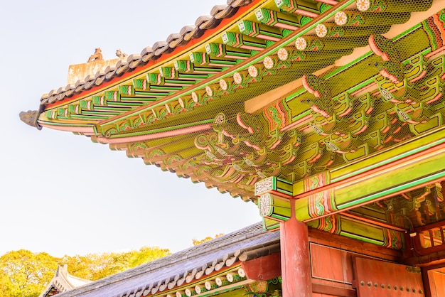 Arquitectura en el Palacio Changdeokgung en la ciudad de Seúl en Corea