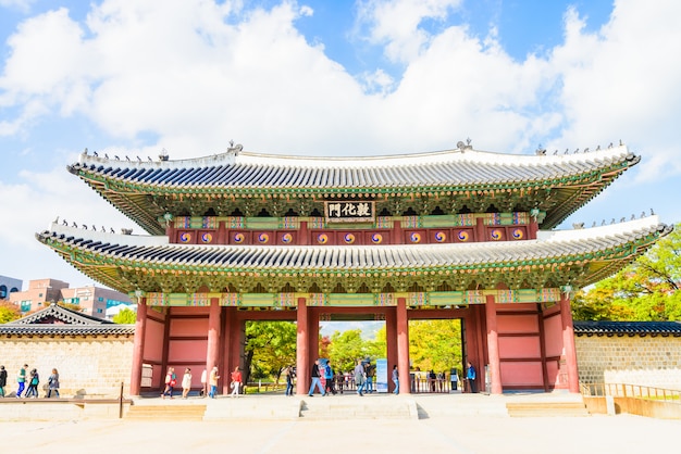 Arquitectura en el Palacio Changdeokgung en la ciudad de Seúl en Corea