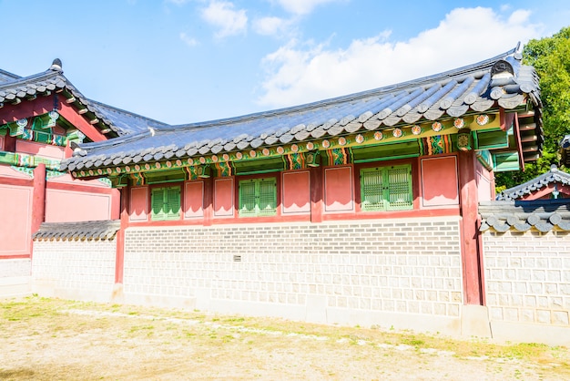 Arquitectura en el Palacio Changdeokgung en la ciudad de Seúl en Corea