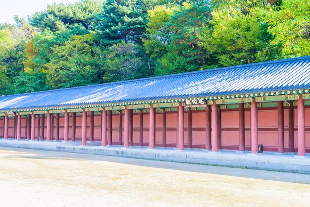 Arquitectura en el Palacio Changdeokgung en la ciudad de Seúl en Corea