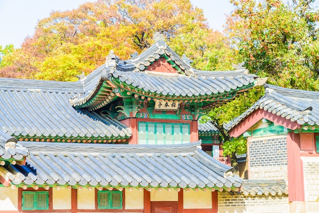 Arquitectura en el Palacio Changdeokgung en la ciudad de Seúl en Corea