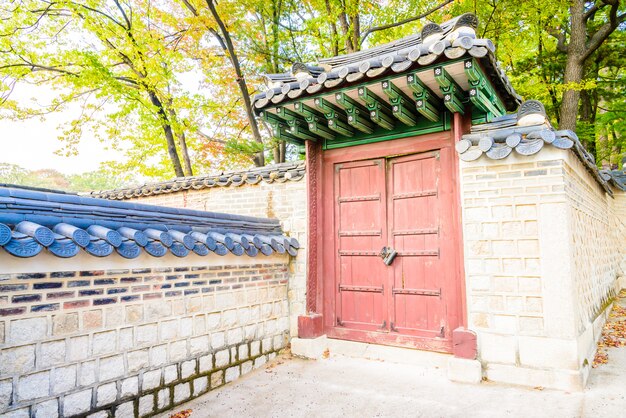 Arquitectura en el Palacio Changdeokgung en la ciudad de Seúl en Corea